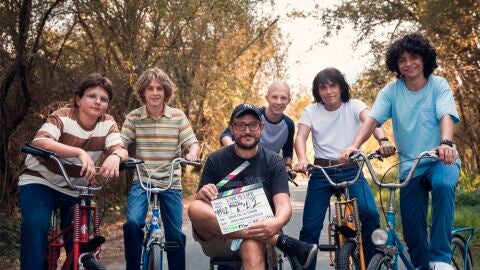 El director y los actores de 'Live is life'