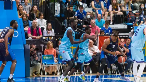 Kamba es presionado por dos jugadores de Palencia Kamba es presionado por dos jugadores de Palencia