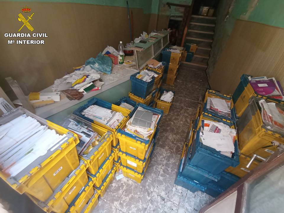 La Guardia Civil detiene a un excartero de Biar por no entregar más de 20.000 cartas a sus destinatarios La Guardia Civil detiene a un excartero de Biar por no entregar más de 20.000 cartas a sus destinatarios