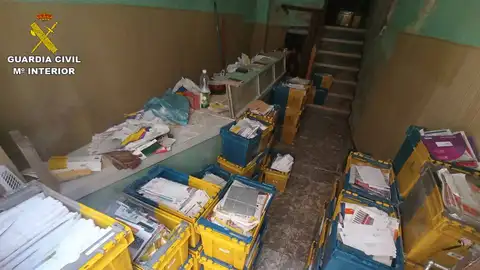 Cajas con cartas encontradas por los agentes de la Guardia Civil en la vivienda de Biar.