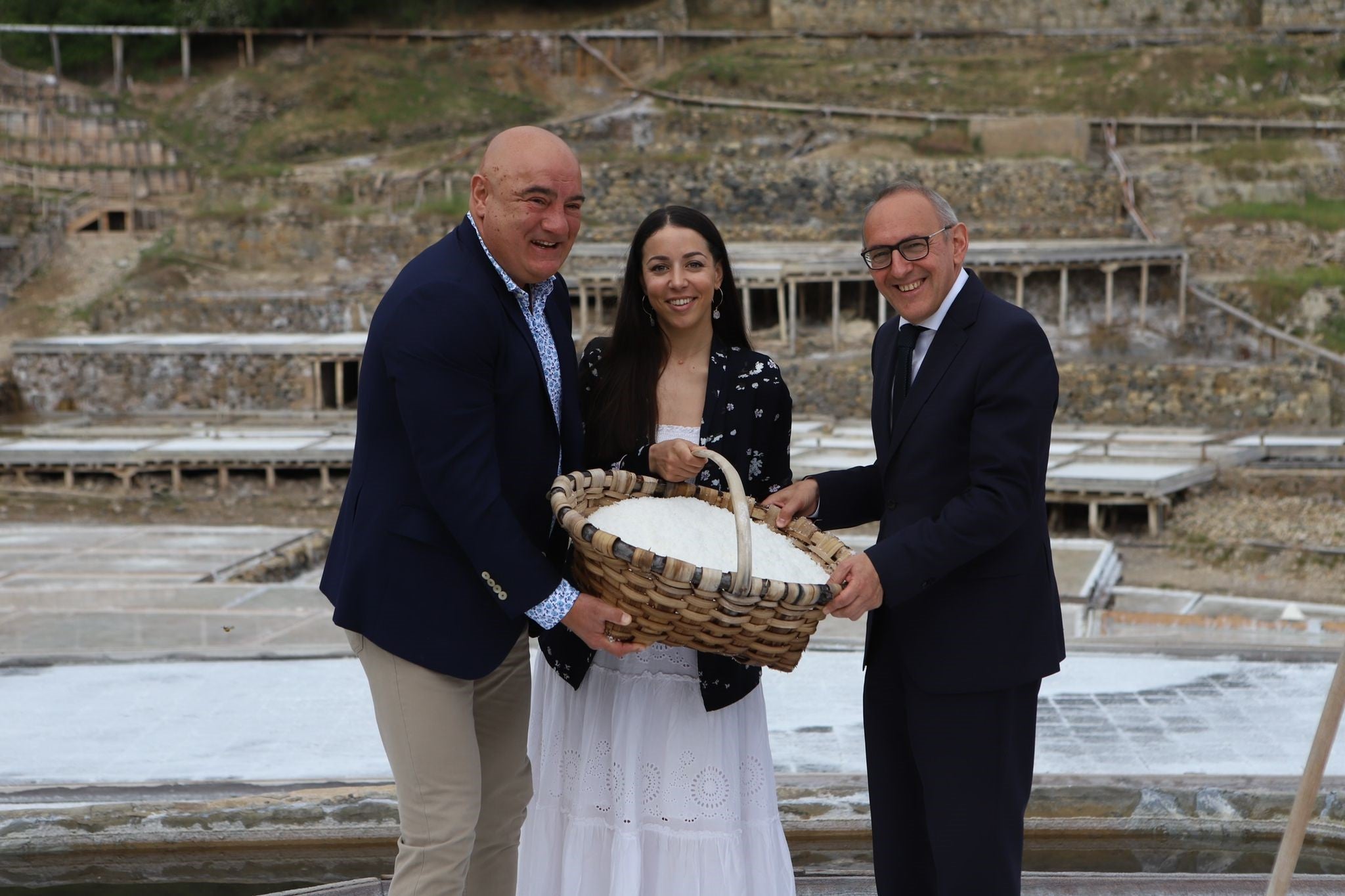 Arranca la Cosecha de la Sal en Añana con una previsión de producción de 22 toneladas de Flor de Sal y otras 145 toneladas de Sal de Manantial Arranca la Cosecha de la Sal en Añana con una previsión de producción de 22 toneladas de Flor de Sal y otras 145 toneladas de Sal de Manantial