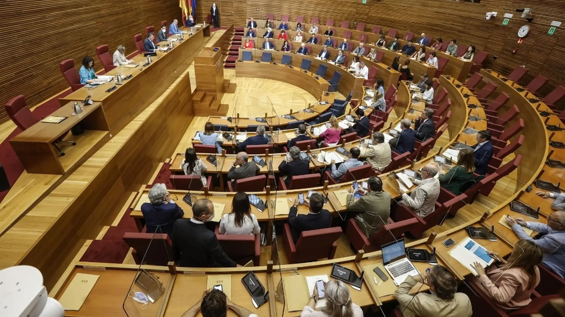 Vista de la reunión de diputados y senadores en Les Corts - ROBER SOLSONA 