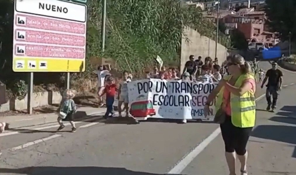 Familias de Nueno exigen un transporte escolar seguro Familias de Nueno exigen un transporte escolar seguro