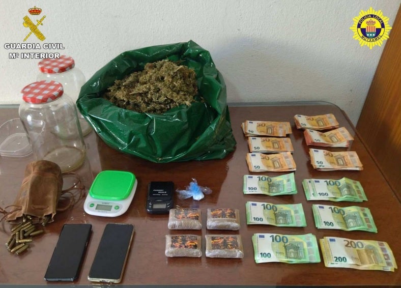 Dos detenidos en Mutxamel por traficar con hachís, marihuana y cocaína al menudeo Dos detenidos en Mutxamel por traficar con hachís, marihuana y cocaína al menudeo