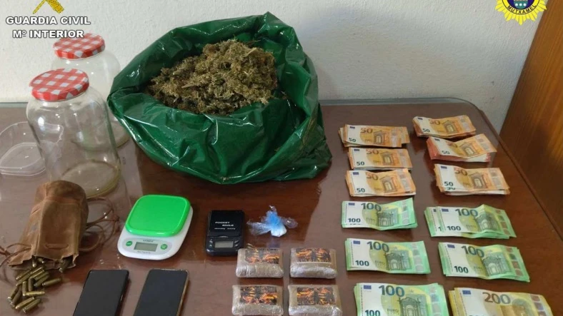 Droga, dinero y otros objetos intervenidos Droga, dinero y otros objetos intervenidos