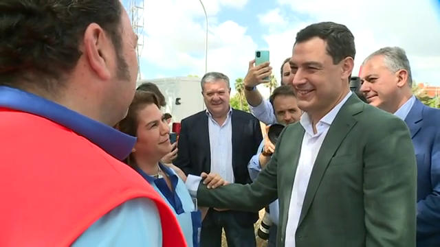 La legislatura del Covid: Juanma Moreno saluda en el primer día de campaña a la enfermera que le vacunó La legislatura del Covid: Juanma Moreno saluda en el primer día de campaña a la enfermera que le vacunó