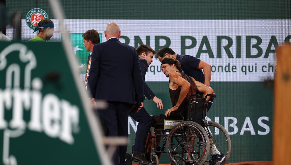 Zverev se retira lesionado en silla de ruedas de las semifinales de Roland Garros 2022.