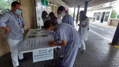 CSIF instala en el Hospital General una mesa de recogida de firmas para implantar la Enfermería Escolar 
