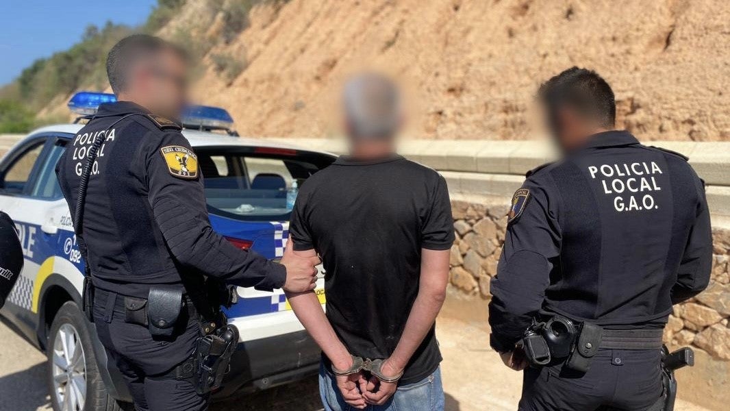 La Policía Local de Elche detiene a un motorista tras huir de un control y dar positivo en el control de alcoholemia y drogas La Policía Local de Elche detiene a un motorista tras huir de un control y dar positivo en el control de alcoholemia y drogas