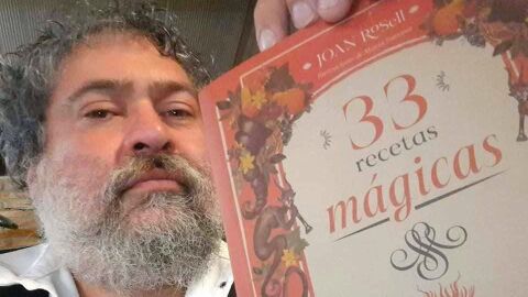 Joan Rosell junto a su libro &quot;33 recetas mágicas&quot;