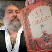 Joan Rosell junto a su libro "33 recetas mágicas"