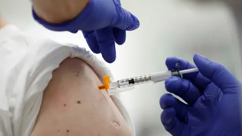 Vacuna Covid Pizer y Moderna: Cambiar la forma de pinchar el brazo puede reducir los efectos secundarios