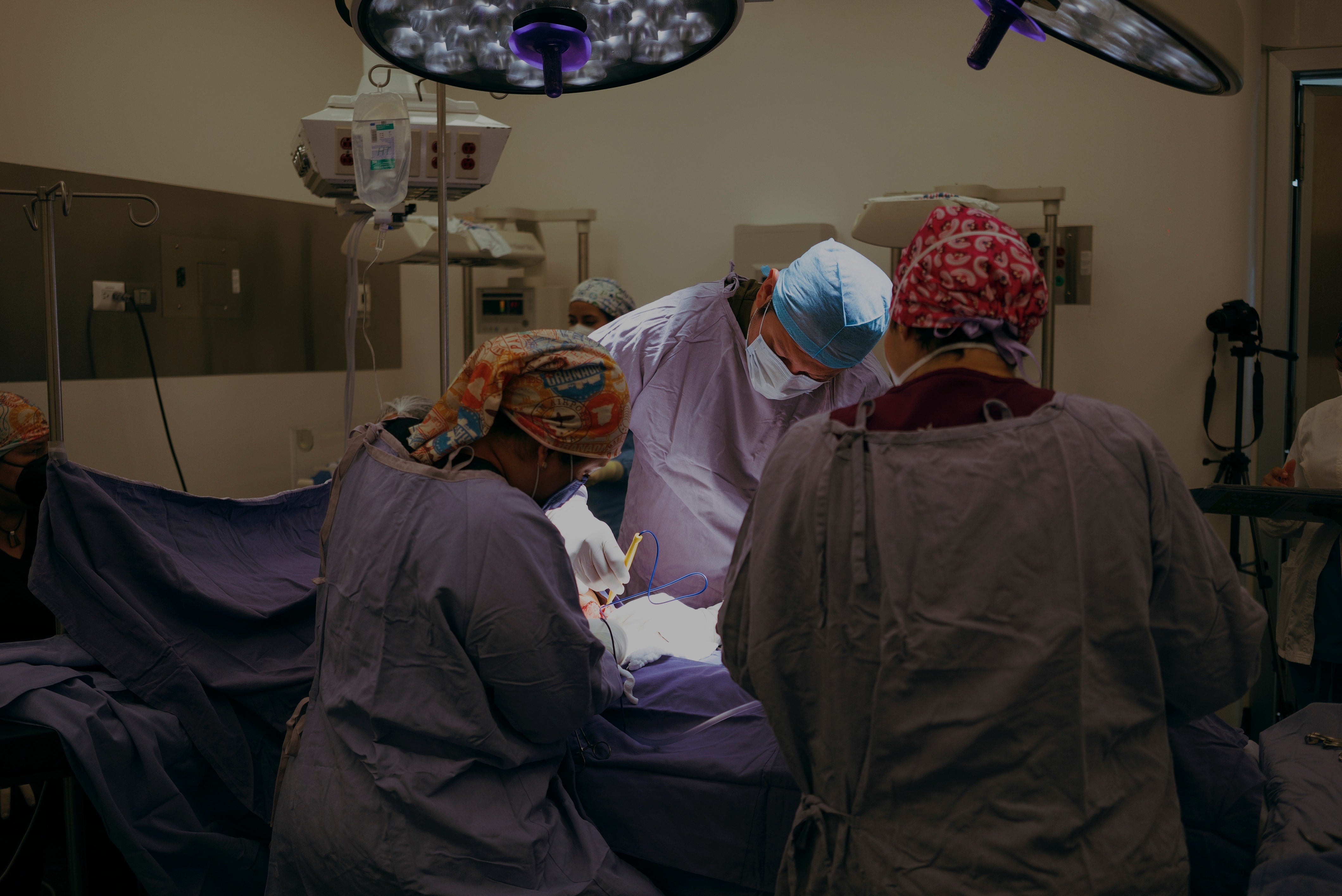 Un médico rompe a llorar durante un parto tras descubrir un cáncer terminal en su paciente Un médico rompe a llorar durante un parto tras descubrir un cáncer terminal en su paciente