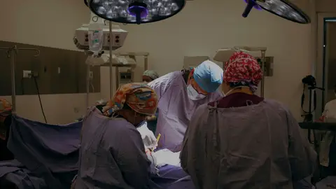 Un médico rompe a llorar durante un parto tras descubrir un cáncer terminal en su paciente