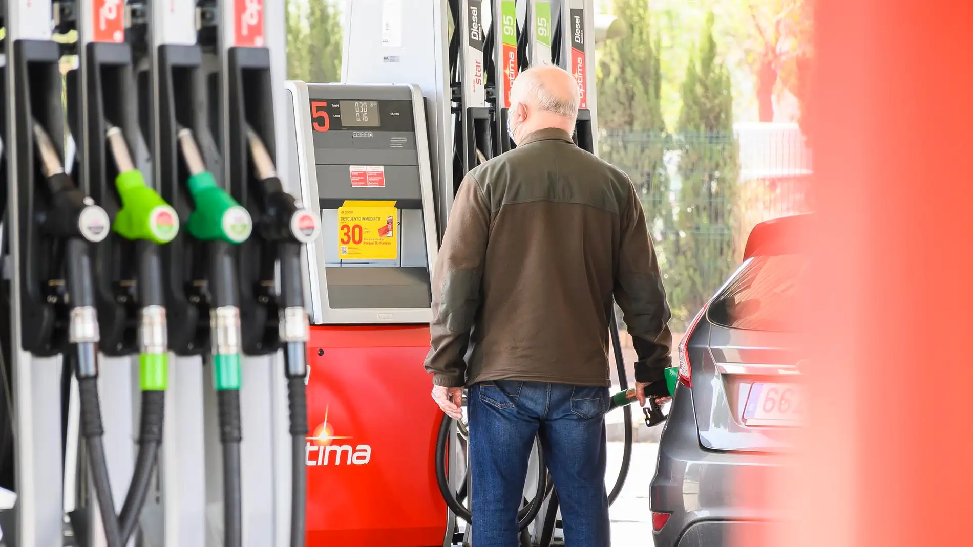 ¿Hay algún día de la semana en el que echar gasolina sea más barato?