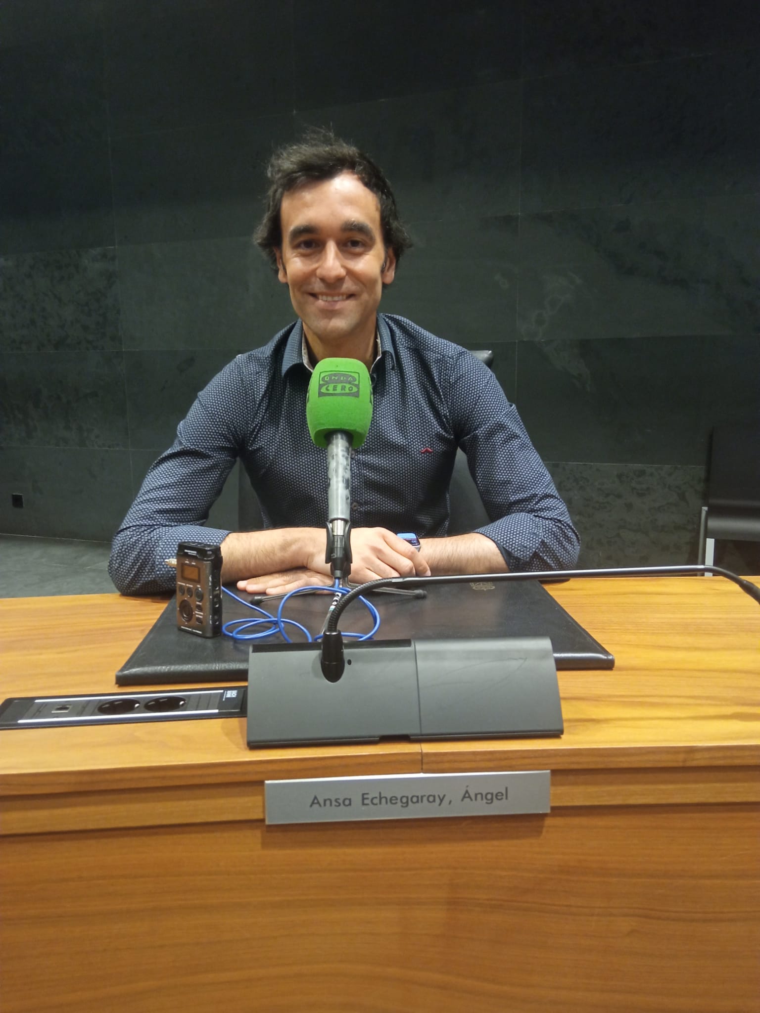 Ángel Ansa: "Tengo el título nacional de entrenador de fútbol. Entrené muchos años pero no llegué a jugar. Era malísimo." Ángel Ansa: "Tengo el título nacional de entrenador de fútbol. Entrené muchos años pero no llegué a jugar. Era malísimo."