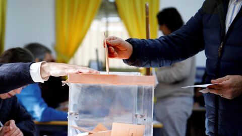 A qué hora cierran los colegios electorales en Valencia