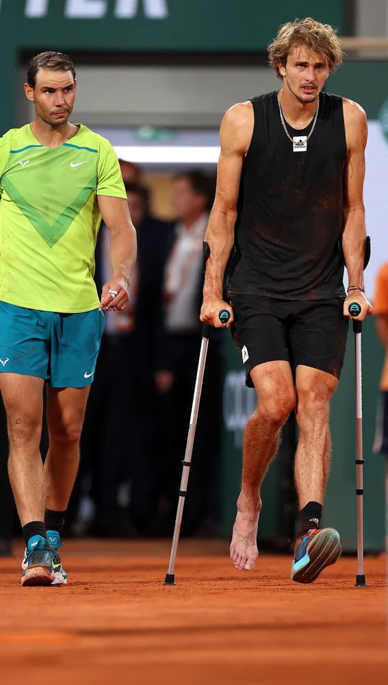 Nadal acompaña a Zverev después de su lesión en Roland Garros.