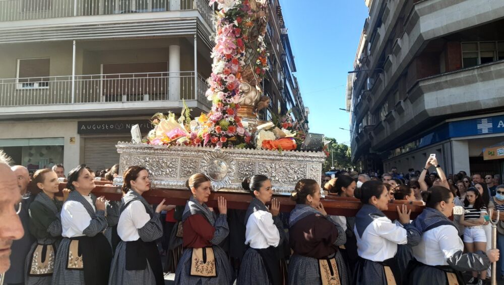 La Virgen de Alarcos es portada las Dulcineas y Damas