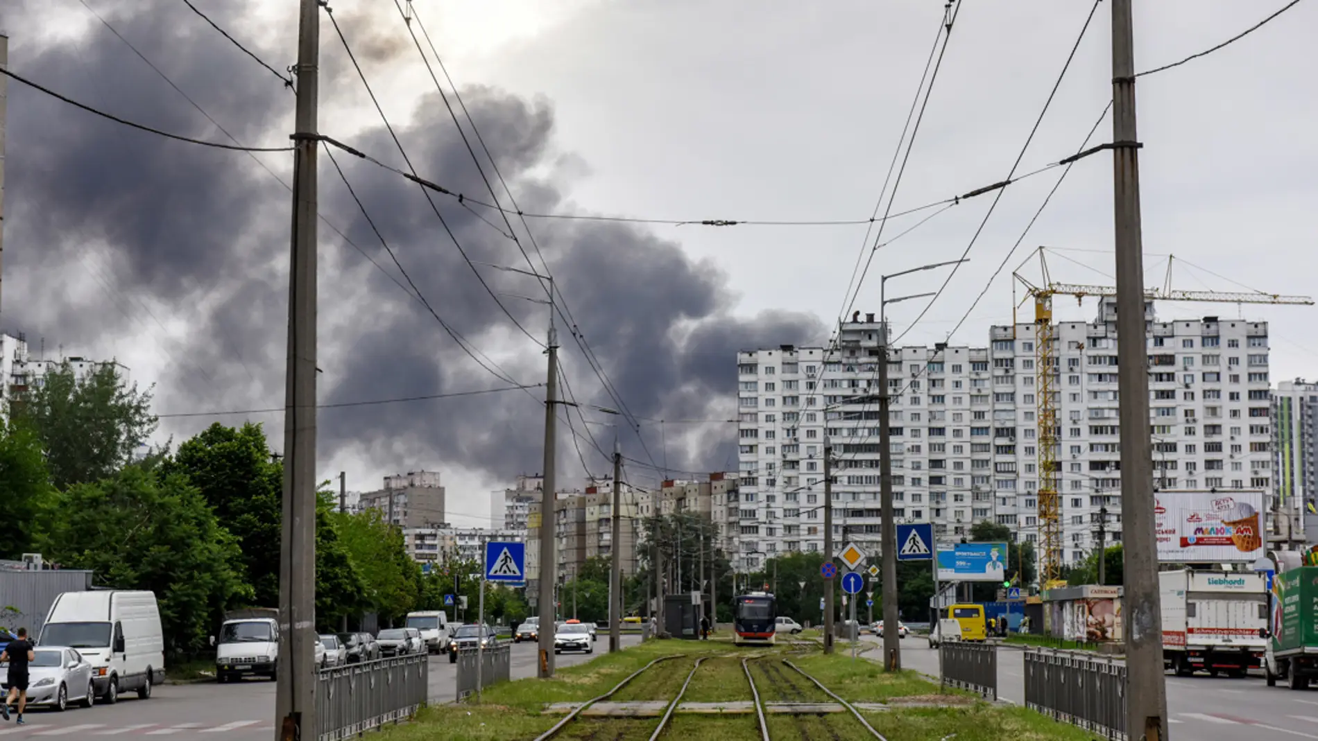 Humo en una zona residencial de Kiev tras las explosiones provocadas por las tropas rusas