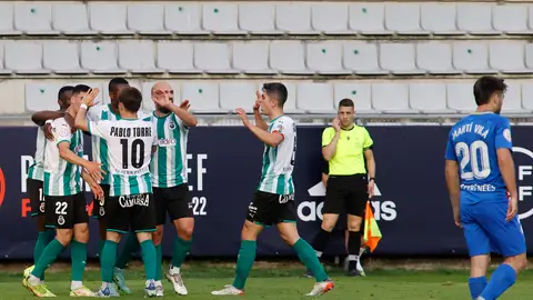 Los jugadores del Racing de Santander celebran un gol durante el partido final de la Primera RFEF entre el Andorra y el Racing de Santander en el campo de A Malata, en Ferrol Los jugadores del Racing de Santander celebran un gol durante el partido final de la Primera RFEF entre el Andorra y el Racing de Santander en el campo de A Malata, en Ferrol