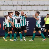 Los jugadores del Racing de Santander celebran un gol durante el partido final de la Primera RFEF entre el Andorra y el Racing de Santander en el campo de A Malata, en Ferrol