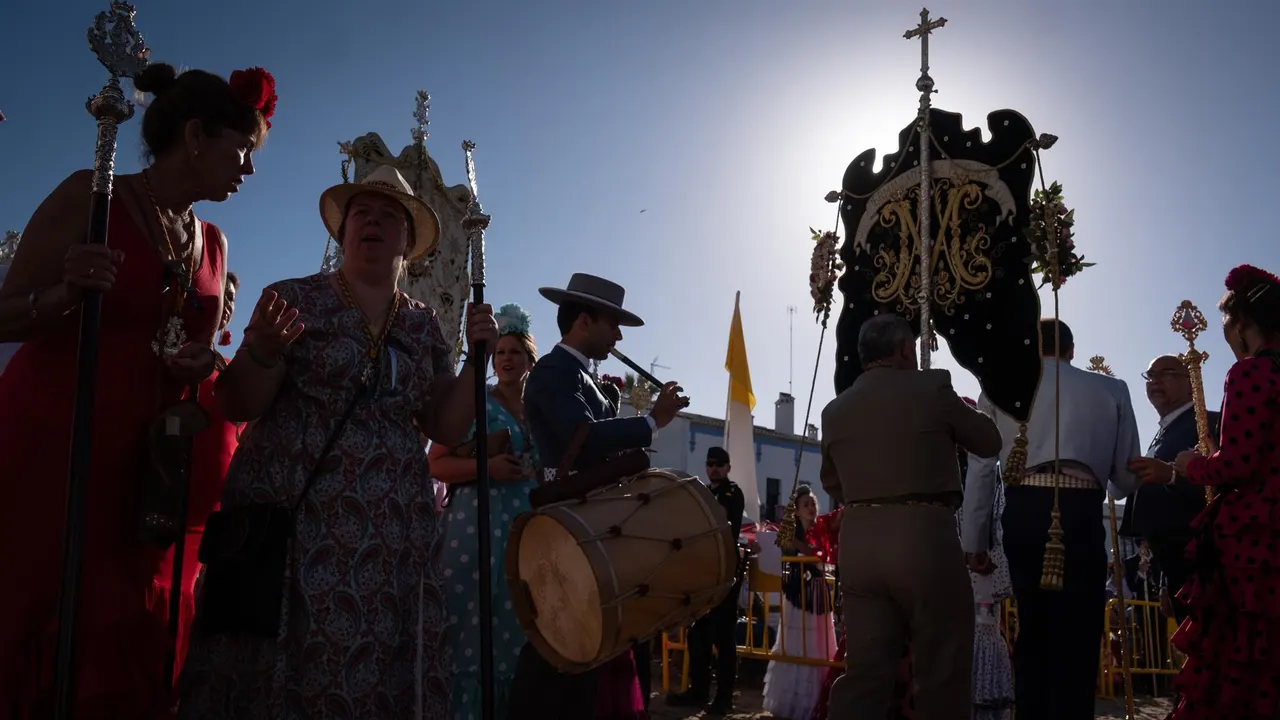 Rocieros de la Hermandad de Moguer portan su Simpecado en la Misa de Pentecostés en la aldea almonteña de El Rocío (
