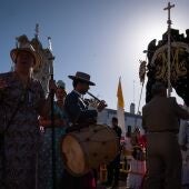 Rocieros de la Hermandad de Moguer portan su Simpecado en la Misa de Pentecostés en la aldea almonteña de El Rocío (