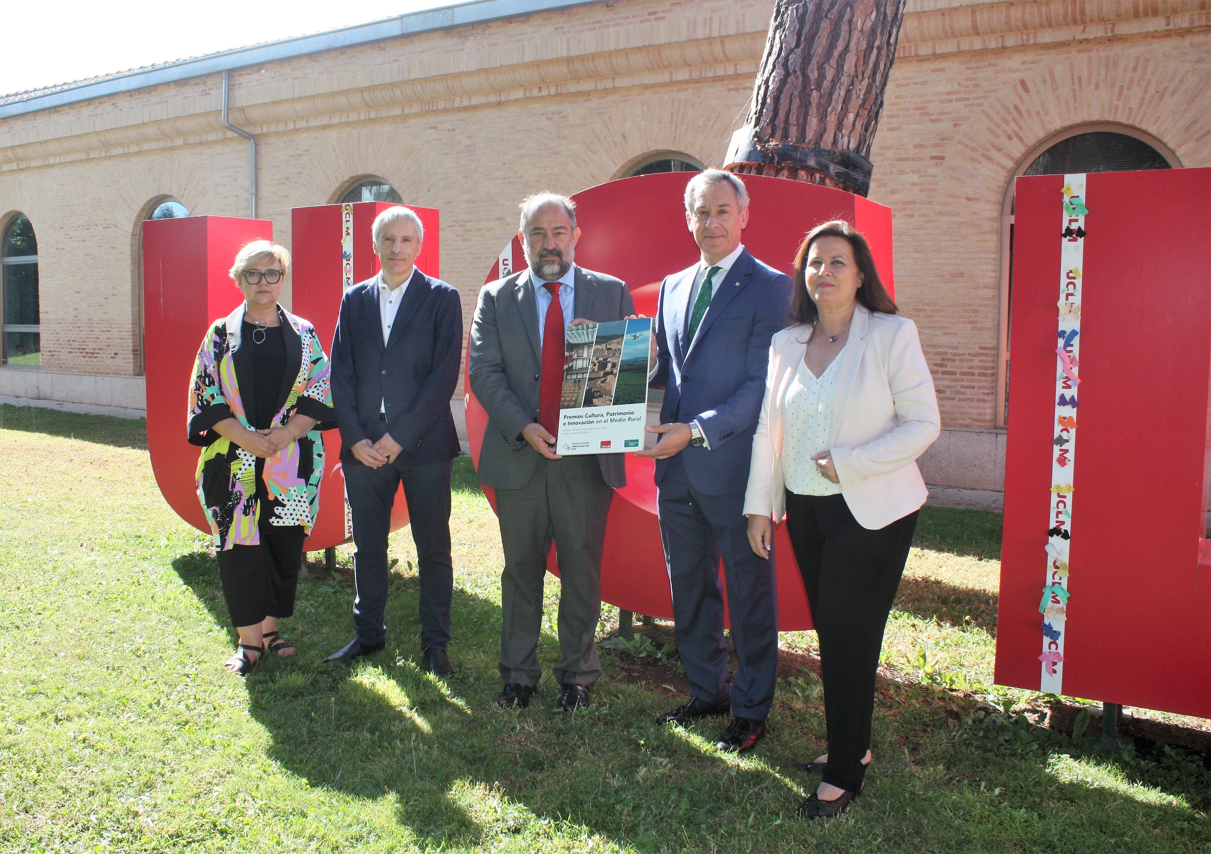 La Cátedra Fundación Eurocaja Rural-UCLM convoca los 'Premios Cultura, Patrimonio e Innovación en el Medio Rural' La Cátedra Fundación Eurocaja Rural-UCLM convoca los 'Premios Cultura, Patrimonio e Innovación en el Medio Rural'