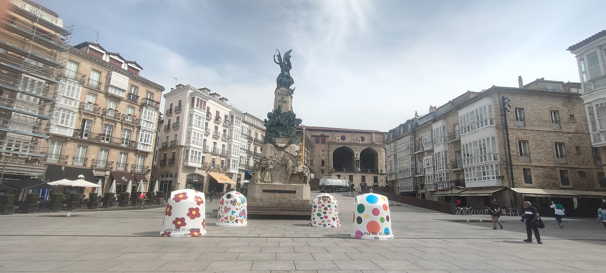 Vitoria estrena 15 contenedores de vidrio “agathizados” Vitoria estrena 15 contenedores de vidrio “agathizados”