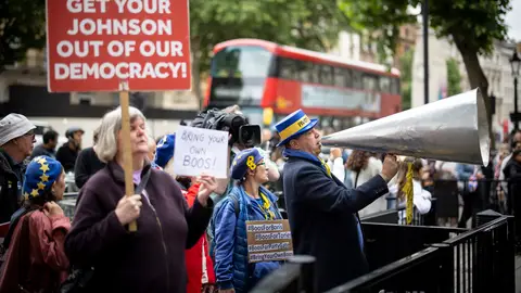 El activista a favor de la Unión Europea, Steve Bray (derecha), protesta frente a Downing Street en Londres, Gran Bretaña