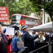 El activista a favor de la Unión Europea, Steve Bray (derecha), protesta frente a Downing Street en Londres, Gran Bretaña