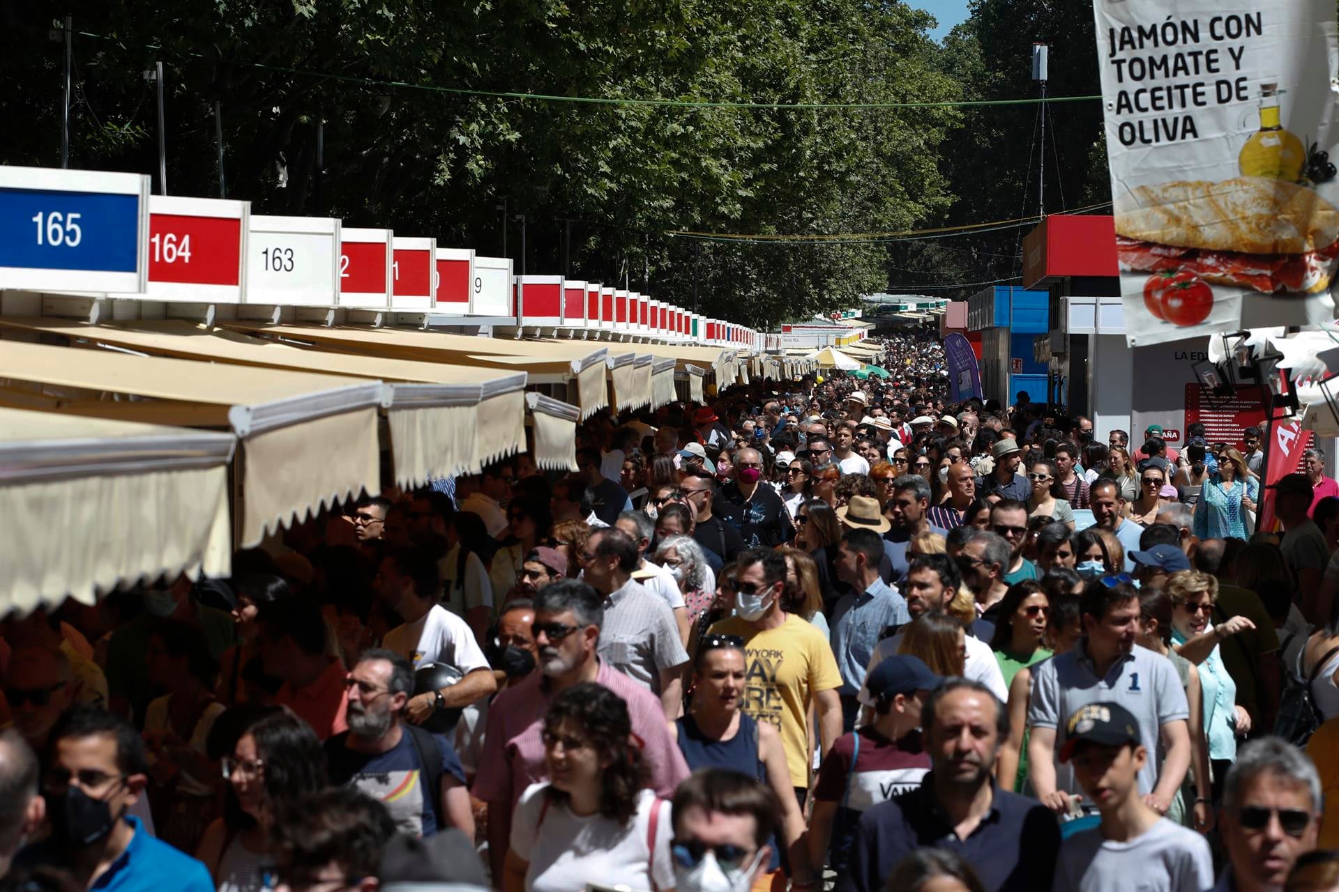 El cierre de las casetas de la Feria del Libro en El Retiro se retrasa ante la mejora en las condiciones meteorológicas El cierre de las casetas de la Feria del Libro en El Retiro se retrasa ante la mejora en las condiciones meteorológicas