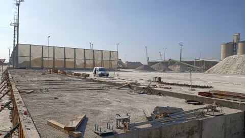 Port Castell&oacute; instala pantallas atrapapolvo en la d&aacute;rsena sur