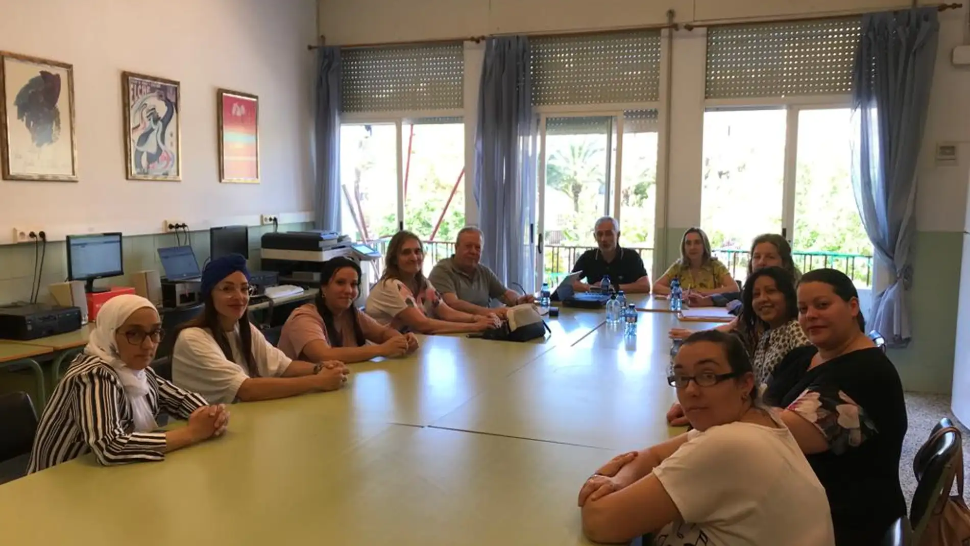 Reunión del director territorial de Educación con la concejala del área de Elche y padres de los colegios Ausiàs March y Casablanca.
