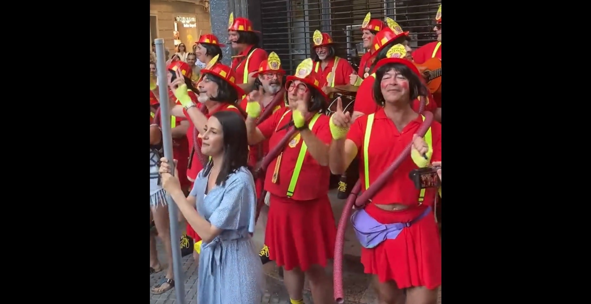 Inés Arrimadas, con una chirigota en plena campaña: "Disfrutando del arte de los carnavales de Cádiz" Inés Arrimadas, con una chirigota en plena campaña: "Disfrutando del arte de los carnavales de Cádiz"