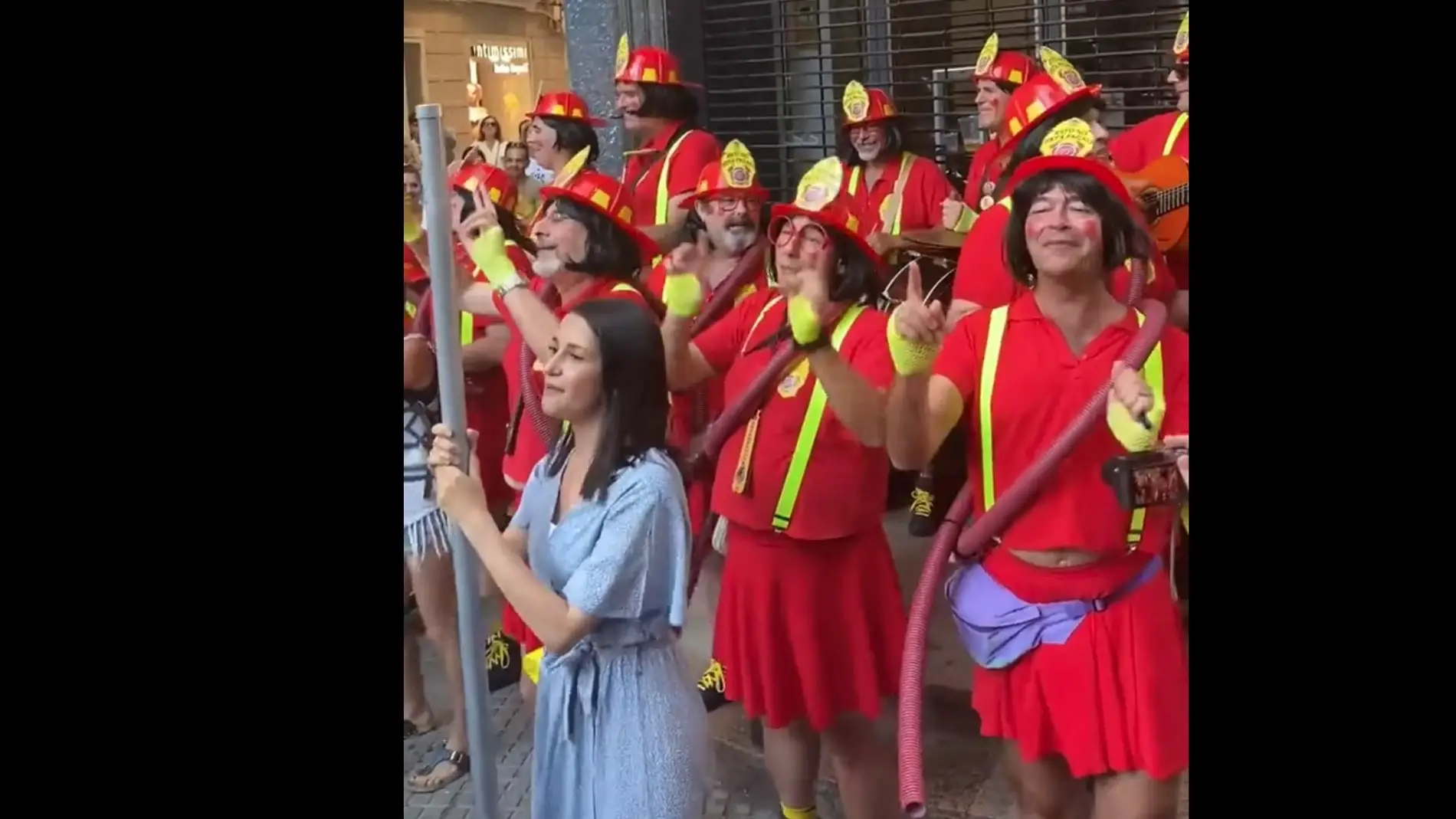 Inés Arrimadas, con una chirigota en plena campaña: "Disfrutando del arte de los carnavales de Cádiz"