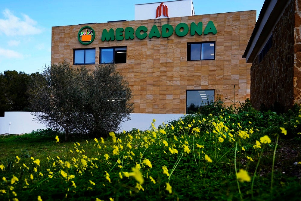 Mercadona reforzó su compromiso con el medio ambiente en Illes Balears reduciendo más del 1.000 Toneladas sus emisiones de CO2 en 2021 Mercadona reforzó su compromiso con el medio ambiente en Illes Balears reduciendo más del 1.000 Toneladas sus emisiones de CO2 en 2021