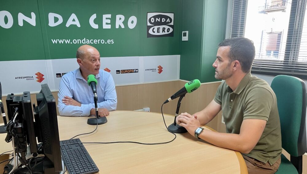 El periodista Monserrate Hernández, en un momento de la entrevista con Joaquín Buitrago.
