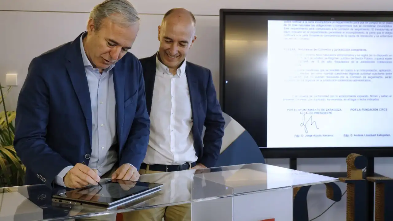 El alcalde, Jorge Azcón, y el director del CIRCE, Andrés Llombart, han firmado el convenio en las instalaciones del centro tecnológico El alcalde, Jorge Azcón, y el director del CIRCE, Andrés Llombart, han firmado el convenio en las instalaciones del centro tecnológico
