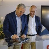 El alcalde, Jorge Azcón, y el director del CIRCE, Andrés Llombart, han firmado el convenio en las instalaciones del centro tecnológico