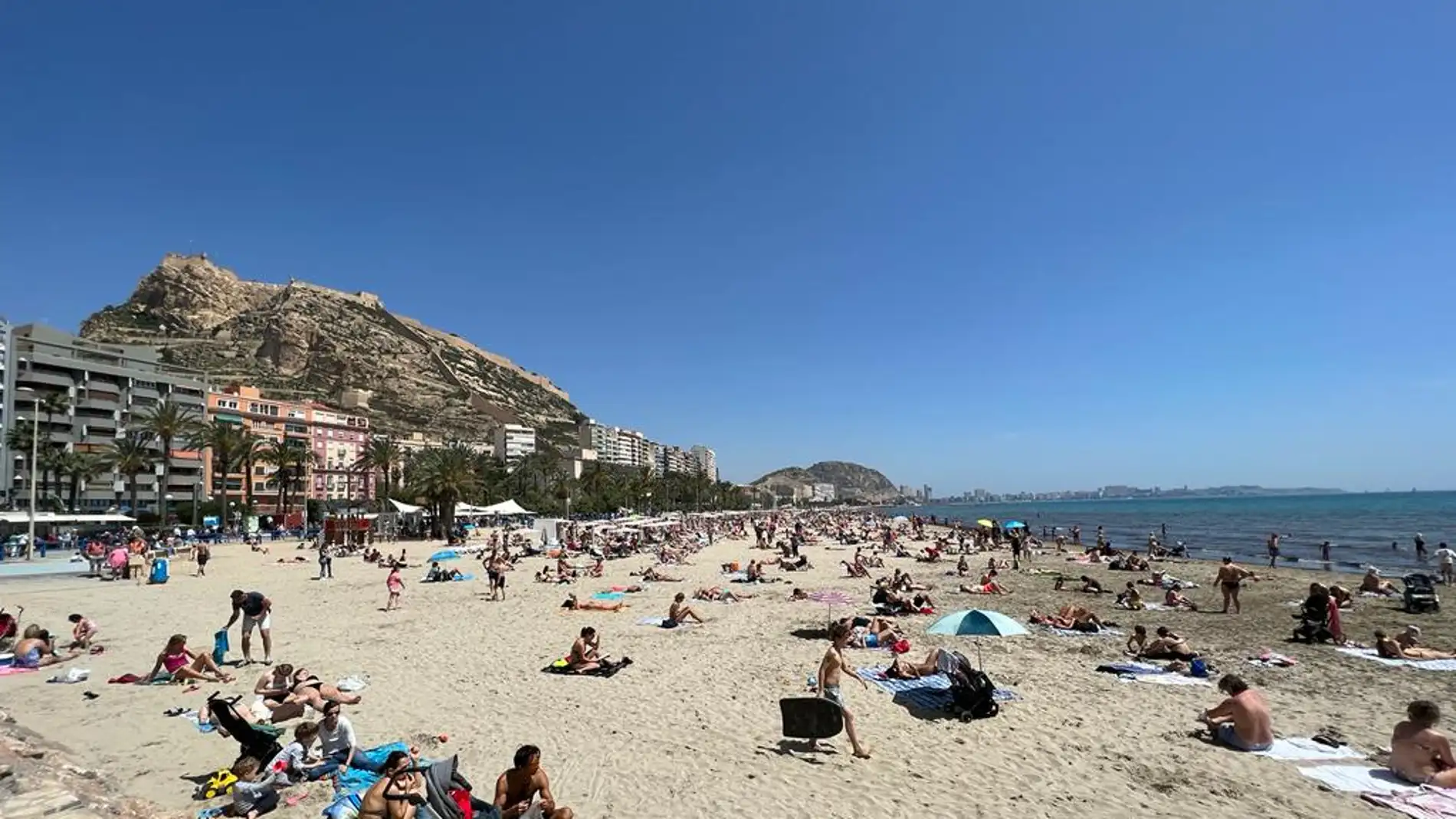 Las playas de Alicante se preparan para un verano sin restricciones sanitarias