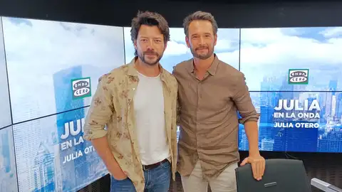 Álvaro Morte y Rodrigo Santoro en 'Julia en la Onda' Álvaro Morte y Rodrigo Santoro en 'Julia en la Onda'