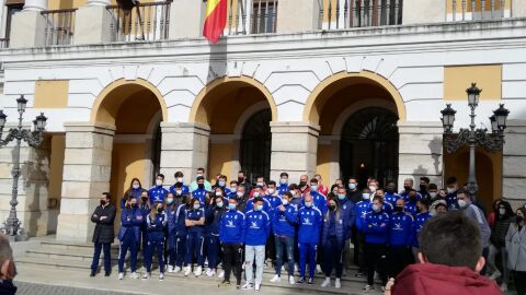 Plantilla del CD Badajoz a las puertas del Ayuntamiento