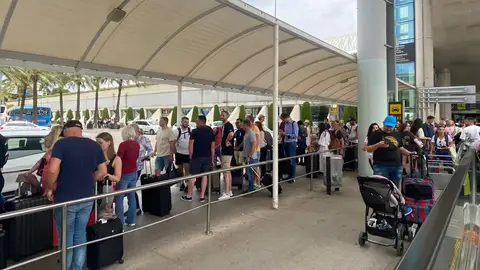 Pasajeros en el Aeropuerto de Son Sant Joan de Palma, esperando un taxi. Pasajeros en el Aeropuerto de Son Sant Joan de Palma, esperando un taxi.