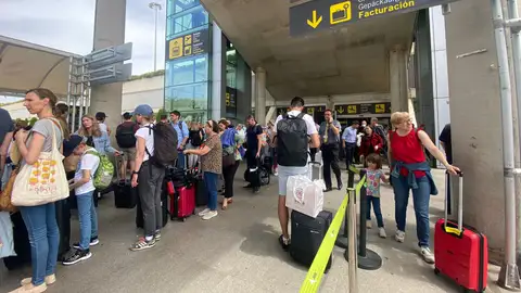 El Aeropuerto de Son Sant Joan de Palma, repleto de pasajeros recién llegados. 