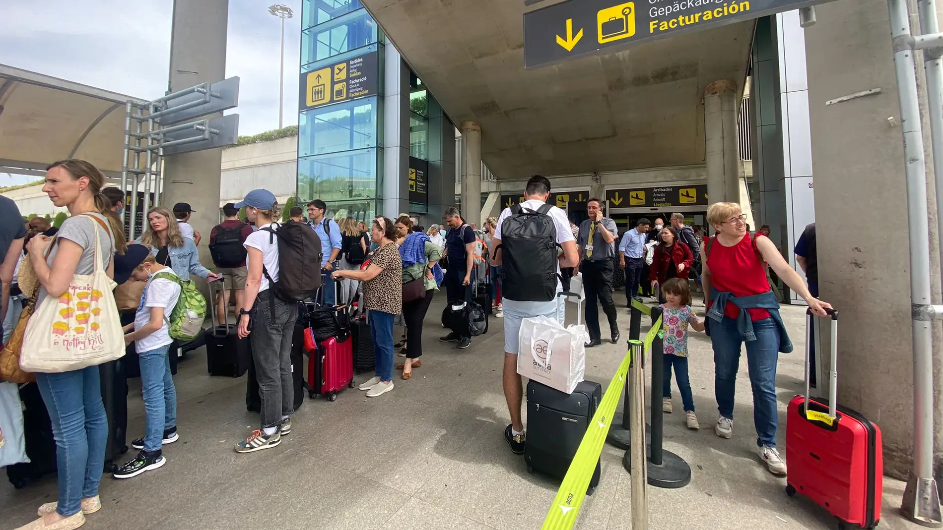 El Aeropuerto de Son Sant Joan de Palma, repleto de pasajeros recién llegados. 