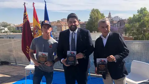 Pedro Acosta, Fernando López Miras y Jaime Alguersuari en la presentación del libro de Acosta