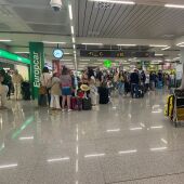 Pasajeros recién llegados al Aeropuerto de Son Sant Joan en Palma. 