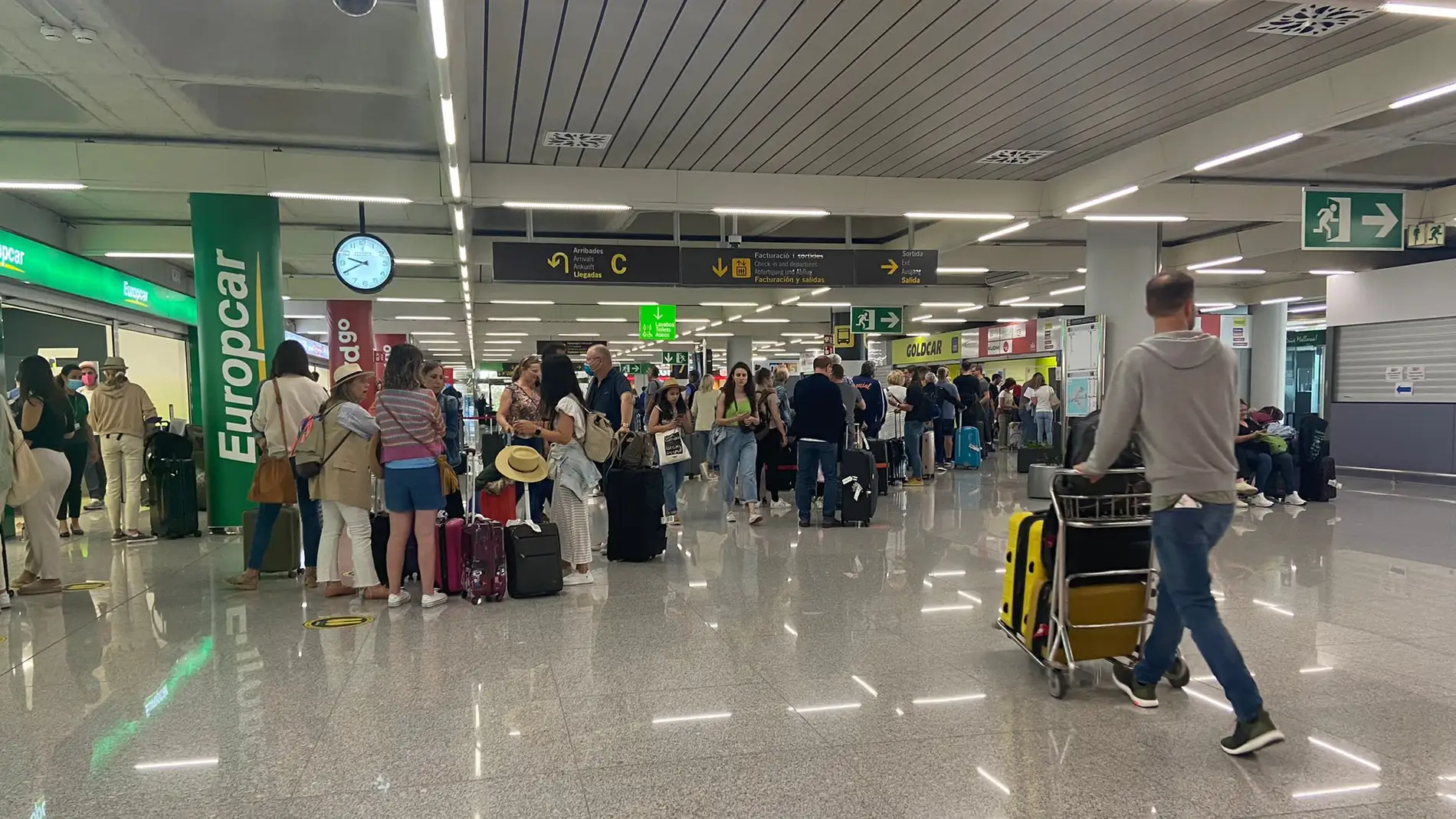 Pasajeros recién llegados al Aeropuerto de Son Sant Joan en Palma. 